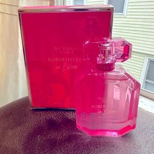 Victoria’s Secret bombshell in bloom
